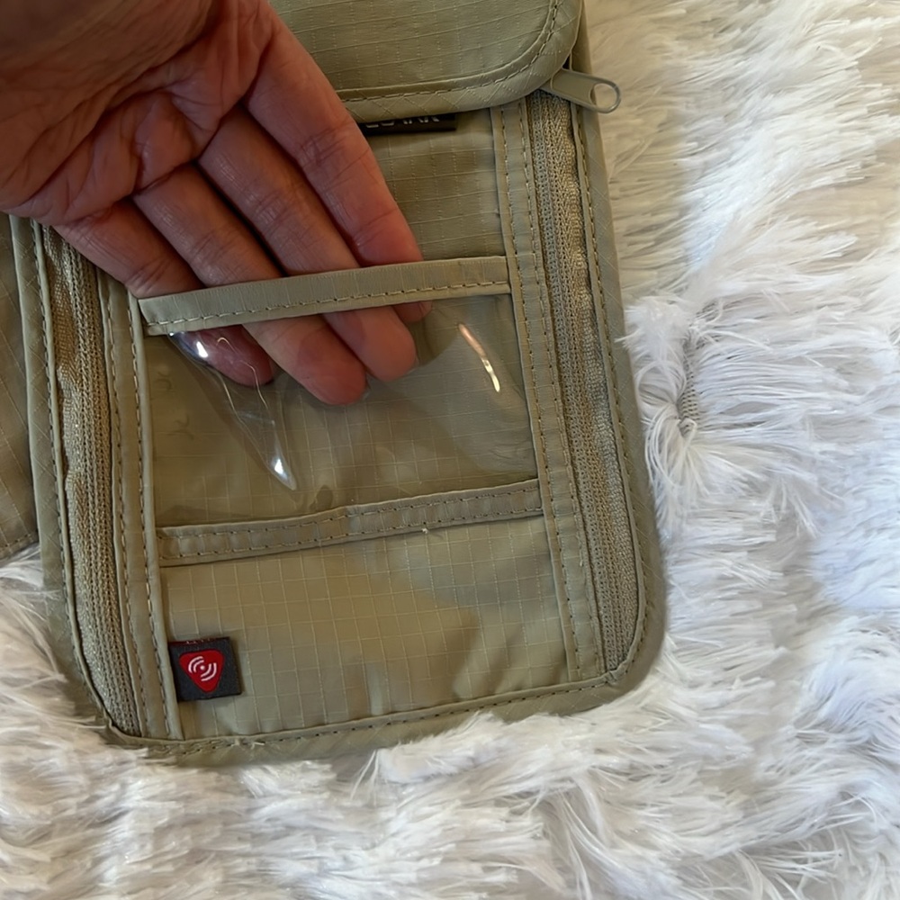Lewis N Clark RFID blocking travel pouch and adjustable neck wallet - Picture 7 of 13